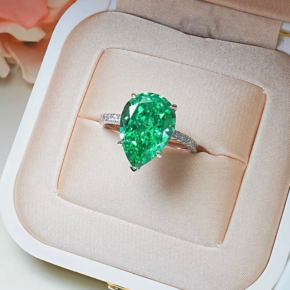 Pear Cut Fancy Vivid Green Diamond Fancy Solitaire Ring 8ct