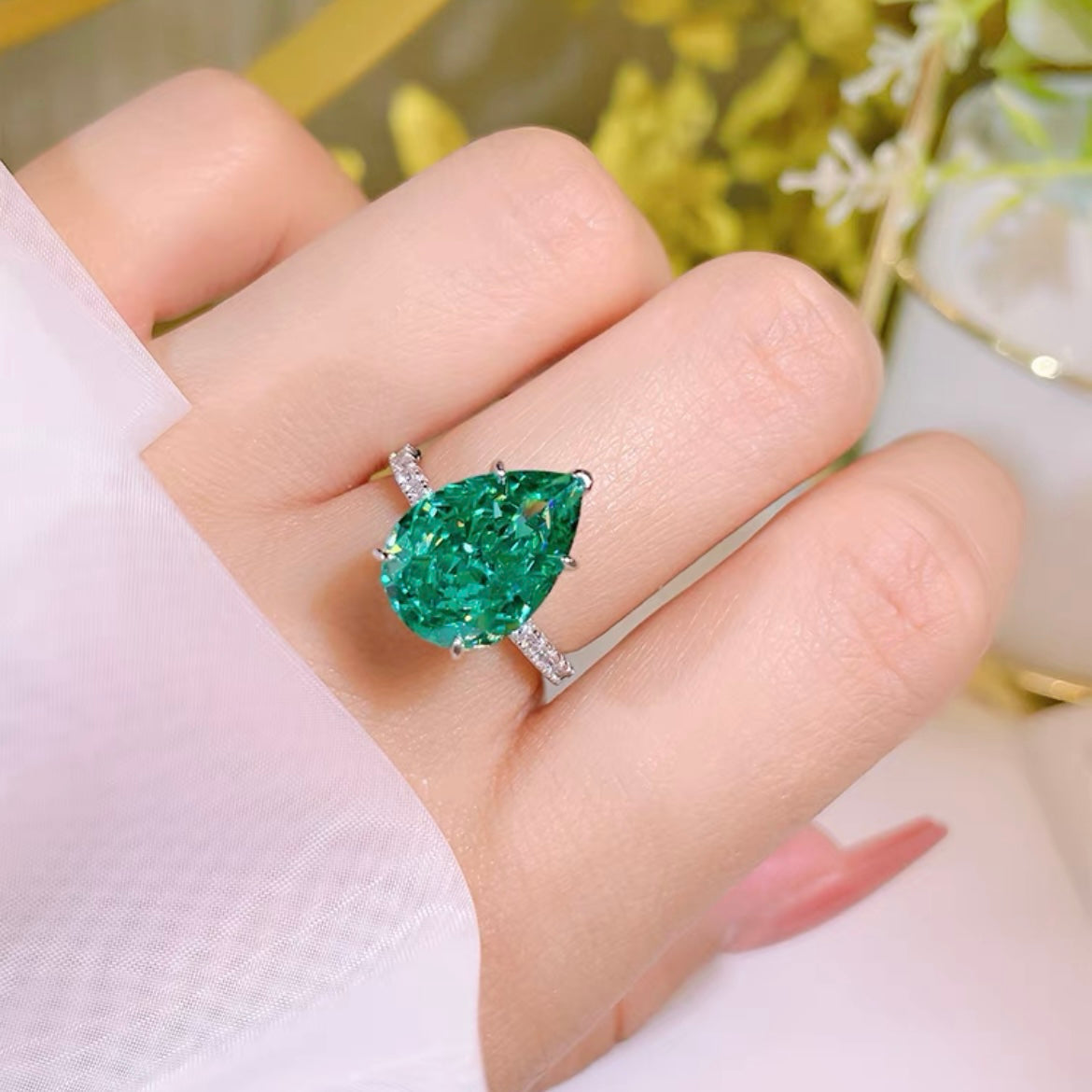 Pear Cut Fancy Vivid Green Diamond Fancy Solitaire Ring 8ct