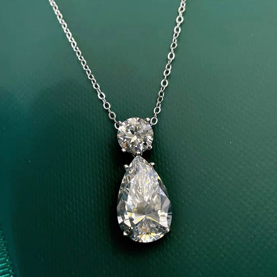 Pear Round Brilliant Cuts Luxury Diamond Drop Pendant 12ct