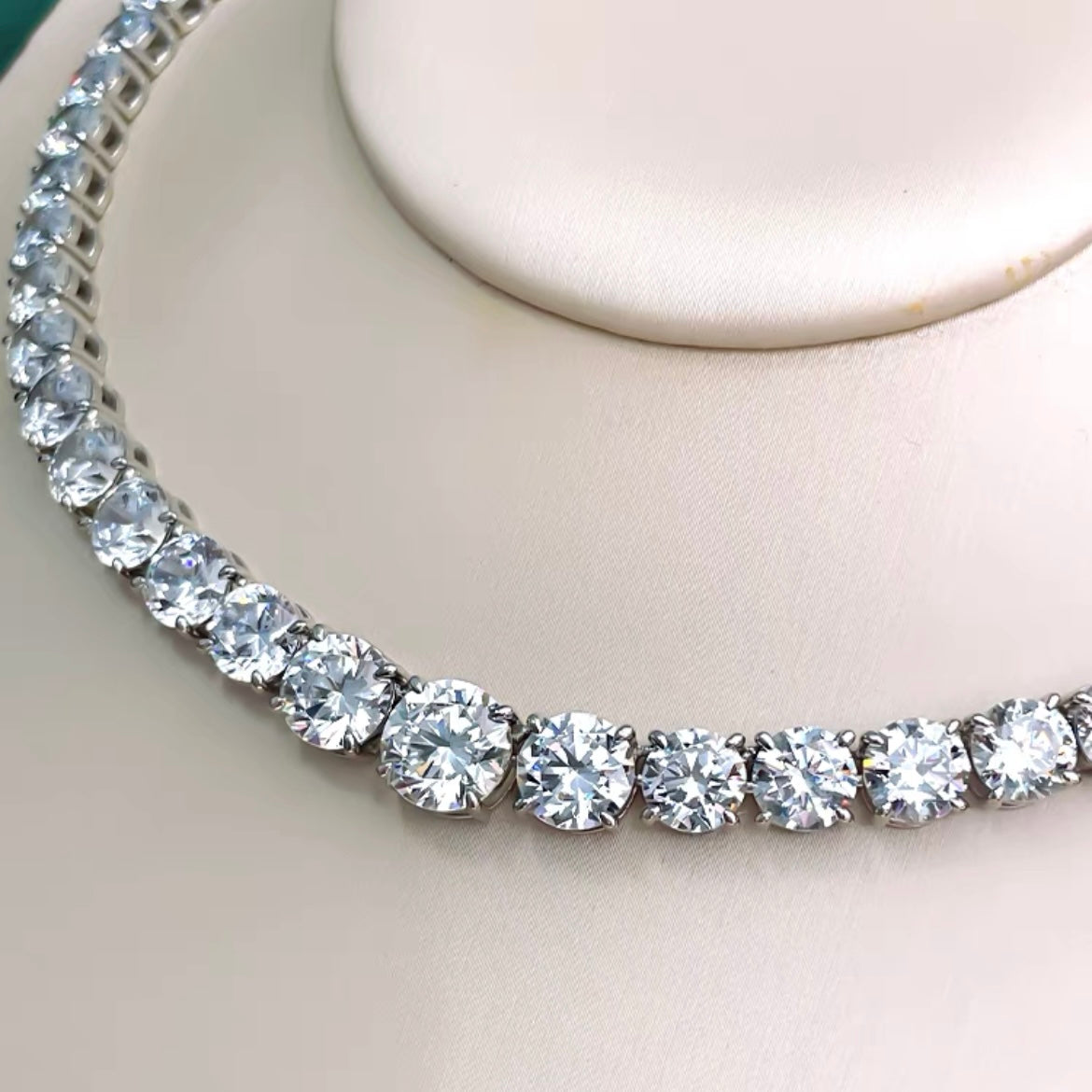 Round Brilliant Luxury Diamond Graduated Tennis Necklace