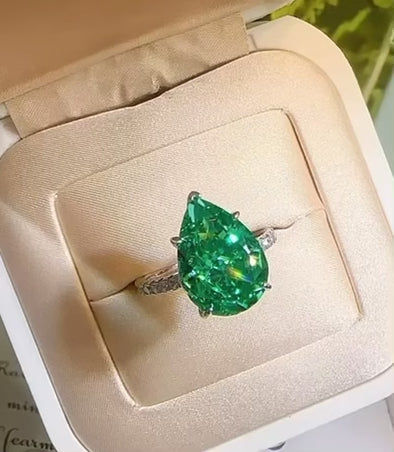 Pear Cut Fancy Vivid Green Diamond Fancy Solitaire Ring 8ct